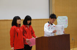 ３月英語発表会１年英語紙芝居の発表の様子